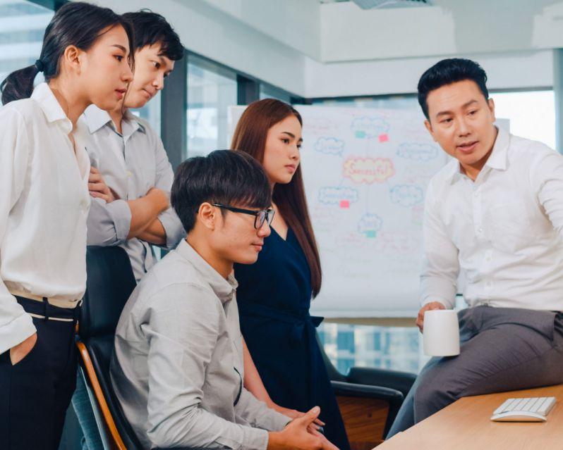 Hình ảnh khóa bảo mật và chứng minh thư, biểu thị các biện pháp xác minh độ tuổi và kiểm soát của phụ huynh